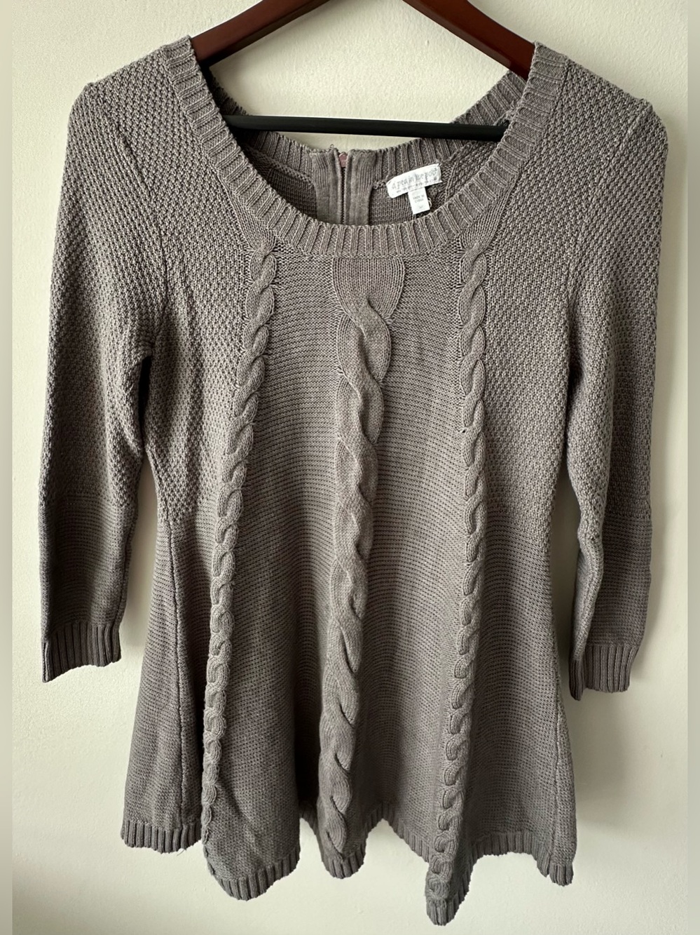 A Pea in the Pod maternity sweater medium gray some loose threads as pictured